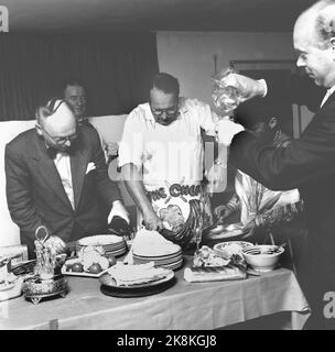 Noël Oslo 1958. Les membres Prominated de 'Press's Lutlag' ont composé une table de Noël très inhabituelle. Chaque homme a même fait le droit qu'il préférerait. La table de Noël a été agencée à la Ligjordet de la famille Leif Borthen. Ici, le moment approche de l'auteur Odd Bang-Hansen fours vin rouge et journaliste Torgny l'article traite la bouteille de clinking. Photo: Aage Storløkken Current / NTB Banque D'Images