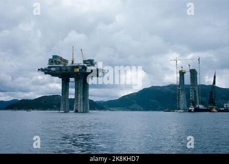 Stavanger 197506: Le pont en acier pour la plate-forme de forage pétrolier Condeep / Beryl A pré-monté sur les pieds en béton à la cour de Stavanger. Beryl A est la première plate-forme en acier et en béton. TH. Les pieds sur une nouvelle plate-forme en construction. Photo: NTB / NTB Banque D'Images