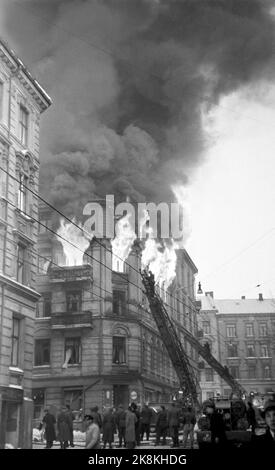 Oslo 19450123 le feu à Svendsensgate 1-3-5 sabotage (debout sur l'enveloppe) mal?! C'est : Schwensensgate 3 où se trouvait l'entrepôt pétrolier de Shell. Sabotage où 360 ​​liters d'huile spéciale a été brûlé après que des personnes de résistance ont chargé des explosifs et de l'essence devant le nez des gardes allemands. Voitures à échelle, Flames photo: R.J./ NTB Banque D'Images