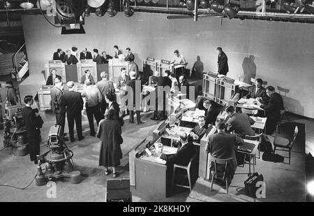 Oslo 1961 - la campagne électorale à la télévision a été un tout nouveau phénomène en 1961. La campagne électorale de cette année a été ouverte dans le grand studio de télévision de Marienlyst avec le premier des neuf programmes avant l'élection. Voici une présentation de Studio. Photo: Ivar Aaserud / courant / courant NTB courant 35/03/1961: 'Plus à la sélection TV' Banque D'Images