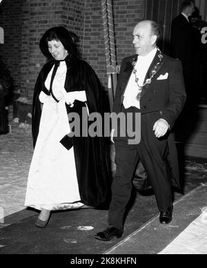 Asker 19610112. Mariage de la princesse Astrid. Maire d'Oslo Brynjulf ​​Bull et Dame sortent de l'église. Bull avec chaîne de maire. Photo: NTB / NTB Banque D'Images