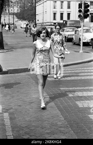 Oslo Mai 1970 Sissel Rønbeck, âgé de près de 20 ans, siège au Conseil pour le Département du développement. Ici, elle traverse une traversée piétonne à la porte Karl Johans à Oslo. Petite robe. Photo: Ivar Aaserud / courant / NTB Banque D'Images