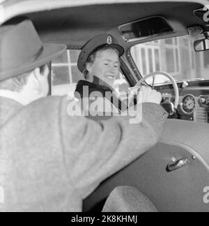 Oslo, 1956. La première femme chauffeur de taxi de Norvège, Mme Magna Hansen. Le magazine photo a été « testé » avec le chauffeur et a découvert qu'elle avait une petite pièce sur « Upper Washing » et « Little Strandgate », mais qu'elle avait obtenu une note complète avec sa connaissance de « Daléhaugen » - une petite route insignifiante entre Enebakkveien et Galgeberg. « Aller simple, laissez la dame aller plus loin ». Photo: Actuel / NTB Banque D'Images