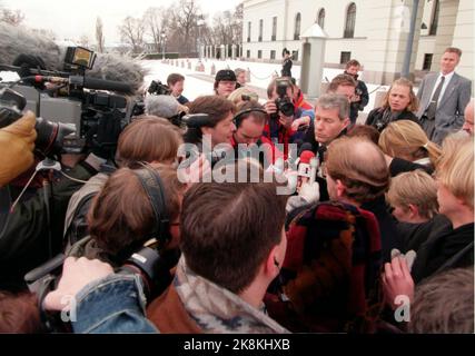 Oslo 19961129: Le Premier ministre Thorbjørn Jagland publie le nom du nouveau ministre de la planification, Bendik Rugaas, à Slottplassen. De nombreux journalistes étaient présents. Photo: Tor Richardsen Scanfoto / NTB Banque D'Images