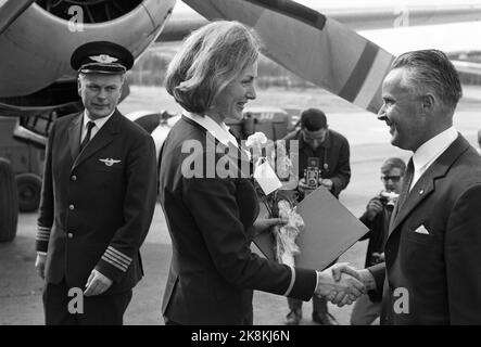 Bardufoss 8 mai 1969. Turi Widerøe a clairement son examen final en tant que compagnon sur la circulation régulière, c'est-à-dire qu'elle est approuvée comme avion de passagers. Ici, elle reçoit son 'libération de base' par le capitaine Klette. Le document prouve qu'elle est approuvée comme compagnon dans le trafic régulier. Elle est la première femme pilote dans une plus grande compagnie aérienne de l'Ouest. Photo: Aage Storløkken / actuel / NTB Banque D'Images