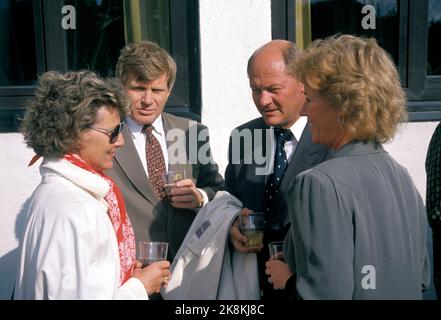 Oslo 19890608 le voilier 'Fram XI' est baptisé par Else Sundt. Jeudi, le nouvel Entonner du prince héritier Harald, « Fram XI », a été baptisé à la Reine d'Oslo. C'était Else Sundt, armateur Petter C.G. Une femme en bonne santé, devenue la marraine du bateau après qu'elle ait écrasé la bouteille de champagne contre le bord du bateau. Ce n'était pas une coïncidence si c'était précisément elle qui a obtenu l'honneur. C'est Petter C.G. Sundt qui a financé la nouvelle machine de régate. Seul le bateau a coûté 2,1 millions NOK. De V: Crown Princess Sonja, Unknown, Petter Sundt et Else Sundt. Photo: Olav Olsen / NTB Banque D'Images