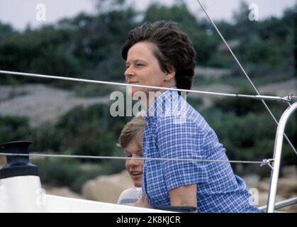 Helleskilen, Kirkøy à Østfold 1981-07: Le Premier ministre Gro Harlem Brundtland en vacances avec la famille dans la cabine de Helleskilen à Kirkøy (juste à côté de Hankø), juillet 1981. La photo: Des parties de la famille sur le voyage de voile dans le voilier 'Ingro', du nom de la mère de Gro Inga Harlem et elle-même. Ici Gro Harlem Brundtland et son fils Ivar (15). Photo: Erik Thorberg / NTB / NTB Banque D'Images