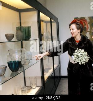 Oslo février 1973. Reine Margrethe du Danemark lors d'une visite officielle en Norvège. La reine Margrethe visite le musée de l'industrie artistique. Photo: NTB / NTB Banque D'Images