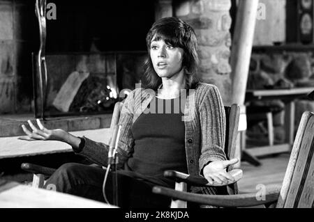 Røros 19721209: L'acteur Jane Fonda est à Røros pour jouer Nora dans le film "A Doll's House". Ici, elle est interrogée par le courant, commentant la guerre des Américains au Vietnam. Photo: Ivar Aaserud / courant / NTB Banque D'Images