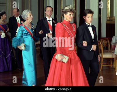 Oslo 19881009 : Prince Haakon Magnus - Confirmation. Le Confirmant sur le chemin d'un dîner de gala au château avec la princesse de couronne Sonja. Retour : le roi Carl Gustaf de Suède et la reine mère Ingrid par le Danemark. Le prince héritier Harald et la reine Silvia en arrière-plan. Photo: Bjørn Sigurdsøn / NTB Banque D'Images