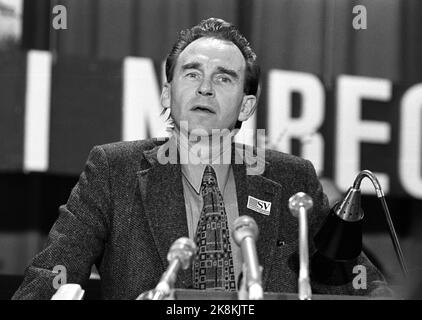 Oslo 16 mars 1975. Le parti de gauche socialiste tient le Congrès national. Ici, Larsen Reidar Reidar sur la chaire. Photo: Henrik Laurvik / NTB Banque D'Images