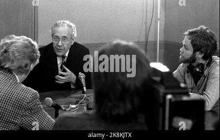 Oslo 19811209. Poul Hartling, Haut Commissaire des Nations Unies pour les réfugiés, ancien Premier ministre danois (à gauche), a photographié lors d'une conférence de presse à Oslo, au 9 décembre 1981. Hartling recevra le prix Nobel de la paix au nom de son organisation. (Sur la photo, on voit également le ​​reporters Geir Helljesen (t.v.) de NRK et le mensonge de Nils Gunnar. Photo: Henrik Laurvik/NTB Banque D'Images