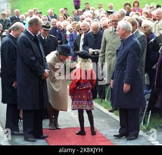 Oslo 19900927. Le prince héritier Harald et la princesse Sonja étaient présents lors du dévoilement du monument de Grini au camp de concentration de Grine. Le prince héritier a fait le dévoilement du monument. Ici la princesse de couronne reçoit des fleurs d'une petite fille. Photo: Bjørn Sigurdsøn NTB / NTB Banque D'Images