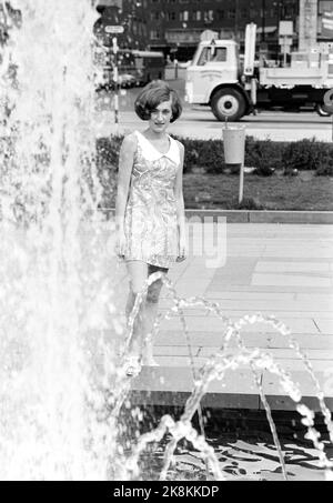 Oslo Mai 1970 Sissel Rønbeck, âgé de près de 20 ans, siège au Conseil pour le Département du développement. Ici, elle se tient à une fontaine dans le centre-ville d'Oslo. Petite robe. Photo: Ivar Aaserud / courant / NTB Banque D'Images