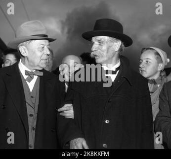 Oslo, novembre 1954. 'Albert Schweitzer, som kom à Oslo 2. nov. Pour škvittere pour fredspreved med den obligatoriiske Nobel-talen, må ha følt varmen strømme mot seg helt fet øyeblikk han satte foten på perrongen på Østbanen. Utenfor stasjonen var det nesten comme folksomt som når en idrettsstjerne kommer hjem. Folk trengte seg på for šfå et glimt av denne store humanisten fafrikas urskog, mannen som ga avkall på den strålende karrière han rike intellektuelle og kunstneriske utrustning hadde sikret Ham, for slåss sykner sket skog skog skog skog slås slås burning. . Banque D'Images