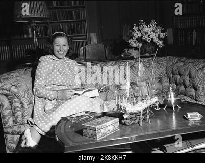 Skaugum, Asker 19490511 Une princesse souriante Astrid photographiée dans le crochet du canapé à Skaugum. La princesse en robe à pois. Photo: NTB / NTB Banque D'Images