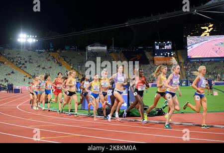 Munich, Allemagne. 16th août 2022. Groupe, coureurs, champ, course, avec la gagnante CAN Yasemin (TUR), Konstanze KLOSTERHALFEN (GER), Alina REH (GER), MCCOLGAN Eilish (GBR/ 2nd place), HARRISON Samantha (GBR), JUDD Jessica (GBR), LAHTI Sarah (SWE) 10000m championnats d'Europe finale, 15.08.2022 championnats d'athlétisme, 2022, 15,08 championnats d'Europe, championnats d'athlétisme. - 21.08.2022 à Munich/Allemagne. Credit: dpa/Alay Live News Banque D'Images