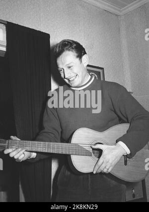 Trondheim 19500204. La star du patinage Hjalmar Andersen 'Hjallis' (27 ans) joue de la guitare dans sa maison de Trondheim. Le temps restant après le travail de conducteur de camion et le sport a eu son propre. Photo: Sverre A. Børresen courant / NTB Banque D'Images