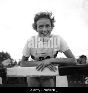 Sarpsborg 19540815 NM en athlétisme. Un heureux trophée royal Anne Lise Thoresen. Elle recevait actuellement le trophée 11,8 dans l'essai de 100 mètres. Photo: NTB / NTB Banque D'Images