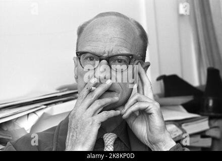 Oslo 1963 - l'auteur Johan Borgen parle de ses méthodes de travail. Ici, il fume une cigarette. Photo; Ivar Aaserud / courant / NTB Banque D'Images