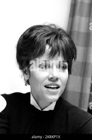 Røros 19721209: L'acteur Jane Fonda est à Røros pour jouer Nora dans le film "A Doll's House". Ici, elle est interrogée par le courant, commentant la guerre des Américains au Vietnam. Photo: Ivar Aaserud / courant / NTB Banque D'Images