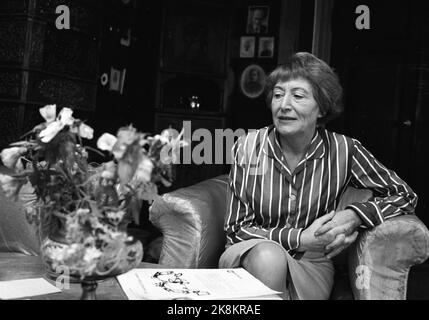 Nesodden 1963. Auteur Torborg Nedreaas, 1906 - 1987. Ici elle est dans sa maison à Nesodden. Sérieux. Photo: Ivar Aaserud / courant / NTB Banque D'Images