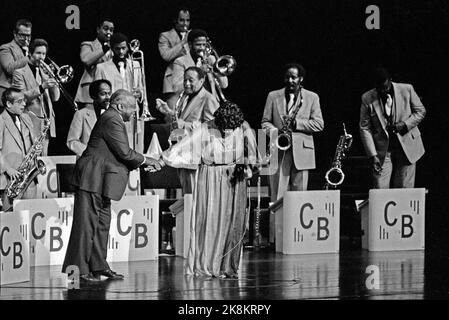 Oslo 19790709 la chanteuse de jazz Ella Fitzgerald et le Comte Basie (t.v.) et son orchestre sur scène pendant le concert dans la salle de concert. Photo Bjørn Sigurdsøn / NTB / NTB Banque D'Images