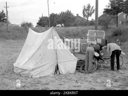 Oslo 19490726 photo d'été de la capitale: Camping à Sinsen. Réparation de voitures anciennes à la tente. Photo: NTB Banque D'Images