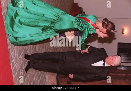 Oslo 19960325: La reine Sonja en robe de compagnie verte, le président russe Boris Eltsine accueille le dîner du gouvernement dans le magazine Artillery à Akershus, lundi soir. Au milieu Mme Naina Yeltsina. Photo: Jon EEG / visite DE LA PISCINE NTB / Gallama Days / Royal Banque D'Images