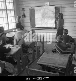 La frontière Jakobselv Pâques 1949 rien de nouveau de la frontière du nord Une bande de neige vierge de 160 kilomètres de la sortie de la frontière Jakobselv à Borderfoss à Pasvikdalen, devient la seule frontière commune entre les pays du Pacte atlantique et l'Union soviétique lorsque la Norvège adhère à l'Alliance A. Le courant est allé le long de la frontière et a parlé aux gens qui y vivent. Ici de l'école primaire à Border Jakobselv. GERD Bye, l'un des plus anciens étudiants, nous montre où la frontière Jakobselv est sur la carte de Sørvaranger. Dans le plafond fait baller la lampe à paraffine. Photo; Sverre A. Børretzen / actuel / NTB Banque D'Images