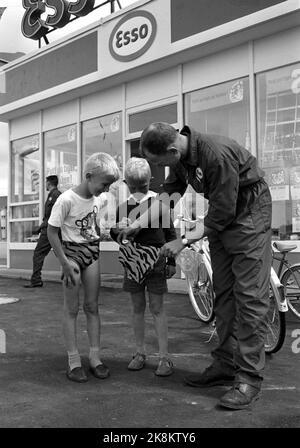 Oslo au cours de l'été 1965, la compagnie pétrolière Esso a connu un succès aventureux avec sa campagne de lancement d'une nouvelle essence. Le slogan « mettez un tigre sur le réservoir » accompagné de Strøtarticles tels que des tee-shirts, des jouets et des sueurs tigrées est allé directement chez les plus jeunes membres de la famille. Et comme ce sont les enfants qui décident quand s'arrêter lors des voyages de vacances dans la voiture, la route n'est pas longue à la gare Esso la plus proche ... Ici, les enfants qui portent des « derniers cris » en maillots et maillots de bain Tiger devant un poste Esso. Photo: Børretzen / courant / NTB Banque D'Images