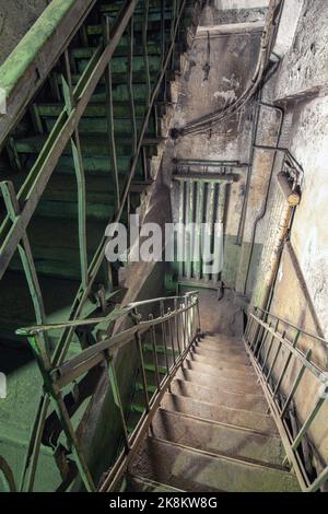 Escalier dans une ancienne usine Banque D'Images