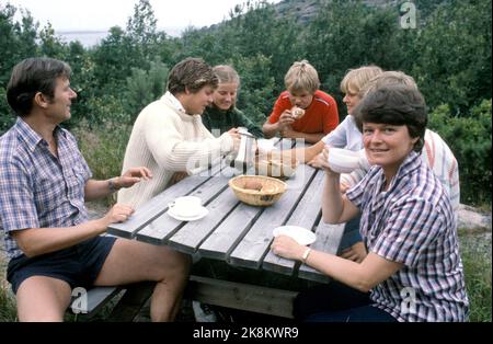 Helleskilen, Kirkøy à Østfold 1981-07: Le Premier ministre Gro Harlem Brundtland en vacances avec la famille dans la cabine de Helleskilen à Kirkøy (juste à côté de Hankø), juillet 1981. La photo : toute la famille s'est rassemblée pour un repas. Du Père Arne Olav Brundtland, Knut (19), la sœur de gros Hanne Harlem (16), Jørgen (14), Kaja (17), Ivar (15) et la mère Gro. Photo: Erik Thorberg / NTB / NTB Banque D'Images