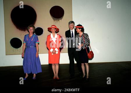 Oslo. Le couple royal suédois la reine Silvia et le roi Gustav sont en visite en Norvège avec le couple royal norvégien la reine Sonja et le roi Harald. Ici, les reines Silvia et Sonja visitent le musée pour l'art contemporain. Le directeur du musée, Jan Brochmann, vous y expose. Photo; Bjørn Sigurdsøn / NTB Banque D'Images