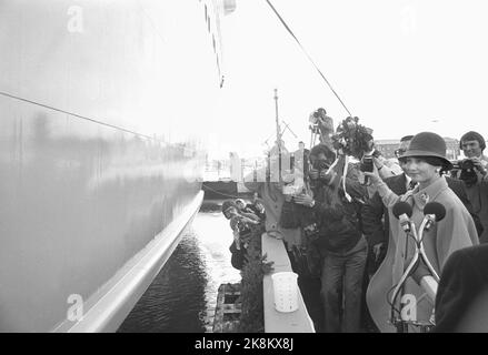 Oslo 19760330. La princesse de la Couronne Sonja baptise les nouveaux navires de la ligne Jahre 'Prince de la Couronne Harald'. Voici la princesse Crown Sonja qui jette la bouteille de champagne. Photo: Svein Hammerstad NTB / NTB Banque D'Images