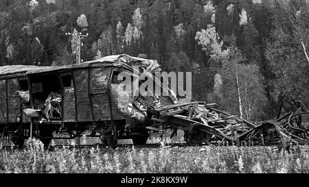 Grong 19701009 plusieurs tonnes de munitions et d'explosifs sur un "train de poudreuse", ainsi revêtu, se sont rendus dans les airs à deux kilomètres au nord de la gare de Formofoss. Onze wagons ont été écrasés pour le bois d'épinard et l'épave s'est étalée sur des milles. Le conducteur a péri. Ici le train cassé. Photo: NTB / NTB Banque D'Images