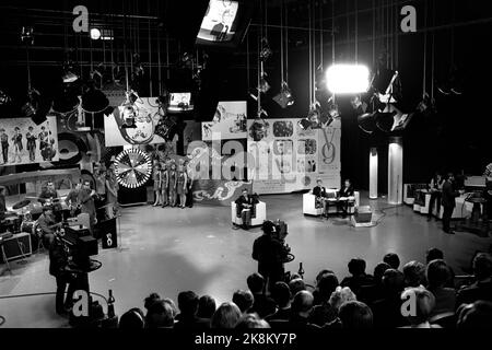 Oslo octobre 1969 NRK a un rabat complet avec son dernier spectacle du samedi 'TV9', une sorte de bingo à la télévision où les téléspectateurs pourraient acheter des coupons de bingo et gagner des téléviseurs. Le revenu a été transféré au Fonds de la radio. Voici un aperçu du studio, avec le public dans le hall, et le grand panneau de bingo en arrière-plan. Photo: Aaserud / courant / NTB Banque D'Images