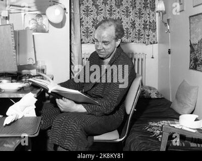 Oslo 19600401 Folketeateret / Oslo le nouveau théâtre a beaucoup de succès avec l'opérette « My Fair Lady ». Un aperçu dans les coulisses, où Dad Doliptle, alias Henki Kolstad, se détend dans la garde-robe. Photo: NTB/ NTB Banque D'Images