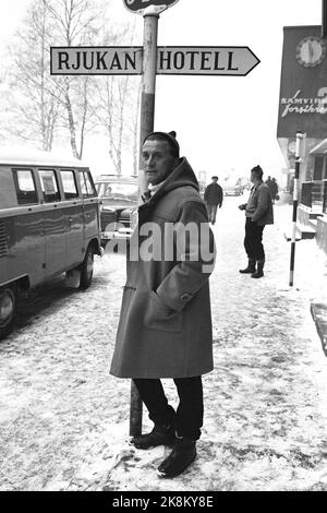 Rjukan janvier 1965 enregistrement de 'héros de Telemark' à Rjukan. Sur les saboteurs d'eau lourde de Kompani linge. Sabotage vers la centrale électrique de Vemork. La société britannique Benton film pose avec un personnel de 120. Le numéro un est l'acteur américain Kirk Douglas. Il se trouve à l'extérieur de l'hôtel Rjukan. Photo: Sverre A. Børretzen / actuel / NTB Banque D'Images