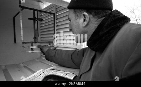 Rena janvier 1963 vague de froid à Rena, l'un des endroits les plus froids de Norvège. Voici Arthur Westgaard, l'homme qui s'adapte à la station météorologique locale de Haugedalshøgda, qui lit le thermomètre. Il indique 35 degrés moins. Photo: Sverre A. Børretzen / actuel / NTB Banque D'Images