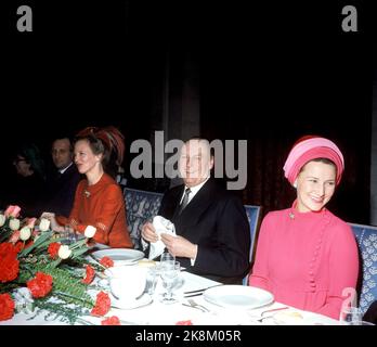 Oslo février 1973. Reine Margrethe du Danemark lors d'une visite officielle en Norvège. Voici la reine Margrethe (t.v.) avec le roi Olav et le prince héritier Sonja pour déjeuner à l'hôtel de ville d'Oslo. Photo: Erik Thorberg NTB / NTB Banque D'Images