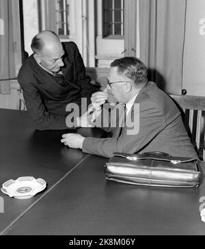 Oslo 19501024. Quatre jours de négociations exaltées entre les deux principales organisations, l'Organisation nationale de Norvège et l'Association norvégienne des employeurs, sur la compensation de l'augmentation des prix. Les parties se sont réunies pour des discussions sur les locaux du courtier national. Le premier ministre Einar Gerhardsen était présent, et ici il parle au président Christian Erlandsen de N.A.F. Photo: Sverre A. Børretzen / Arne Kjus / actuel Banque D'Images