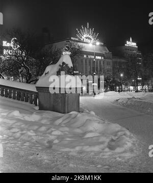 Motifs d'hiver d'Oslo. Ici vu de The Storting avec un lion neigé devant la vieille publicité lumineuse dans le Stortingsgaten. NTB Banque D'Images