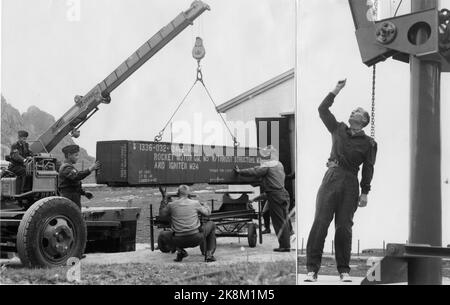 Andøya 19620814 préparation du premier lancement de fusée sur Andøya. Les fusées Nike-Cajun ou « fusées Ferdinand », telles qu'elles ont été appelées, étaient un projet de recherche spatiale danois-norvégien. Installation montrant le moteur de la fusée s'est arrêté au lancement d'Oksbåsen. TH. L'homme qui va appuyer sur le bouton,- lance le chef Egile Eriksen qui surveille l'assemblée. Photo NTB / NTB Banque D'Images