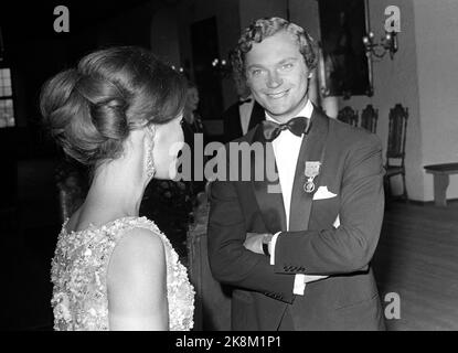 Oslo 19720803. Le VII anniversaire du roi Haakon en 100th. Ici depuis le dîner de gala au château d'Akershus. La princesse de la Couronne Sonja et Carl Gustaf de Suède en conversation avant le dîner. Photo: NTB / NTB Banque D'Images