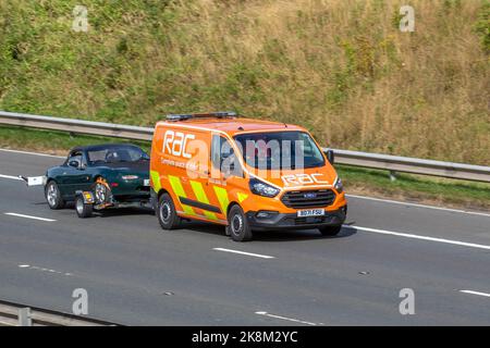 RAC 24hr assistance routière FORD TRANSIT PERSONNALISÉ 340LEADER EBLUE P/V Ecoblue Cadre En A, remorquage sur une remorque, 1981 Classic Green MX- EUNOS cabrio; voyage sur l'autoroute M6, Manchester, Royaume-Uni Banque D'Images