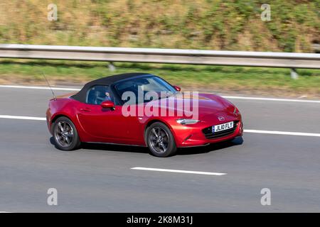 2015 Rouge MAZDA MX-5 se-L NAV 1998cc, MX-5 Sport Nav SKYACTIV-G Start/Stop manuelle à 6 vitesses ; voyageant sur l'autoroute M6, Manchester, Royaume-Uni Banque D'Images