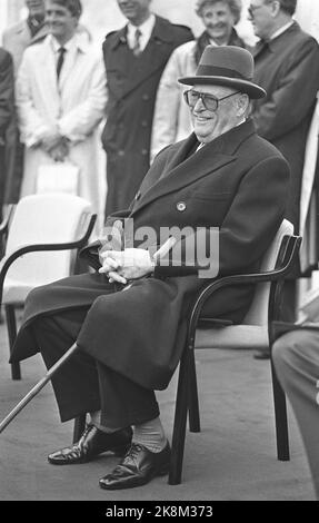 Bergen 19890330. Le roi Olav ouvre la grue qui conduit l'huile d'Oseberg à Sture à Øygarden. Voici un roi Olav souriant pendant l'événement. Photo ; Torolf Engen NTB / NTB Banque D'Images