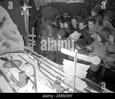 Oslo 195312. Il approche la fin de Noël. Dans quelques heures, le tapis se glissera pour la grande fête, avec l'arbre de Noël comme centre fédérateur. Rarement le monde est si plein d'aventures pour les petits que ces jours-ci. Être avec la mère et le père aux expositions est l'un des éléments réguliers du programme avant Noël pour tous les enfants de la ville. Dans les fenêtres attrayantes avec des jouets, il y a probablement plusieurs listes de souhaits qui ont été écrites. Train. Photo: Sverre A. Børretzen / actuel / NTB Banque D'Images