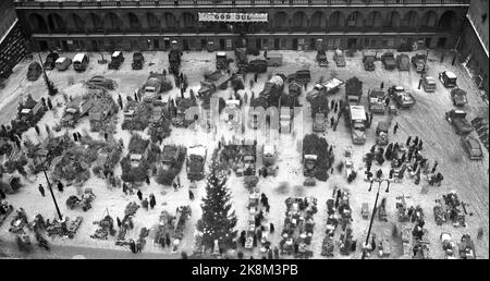 Oslo 195312. Il approche la fin de Noël. Dans quelques heures, le tapis se glissera pour la grande fête, avec l'arbre de Noël comme centre fédérateur. Les vendeurs de la place ont un grand dépôt sur leurs arbres le matin de la veille de Noël, et il ya une panique parmi le public d'achat. Que se passe-t-il si le stock n'est pas assez grand pour que tout le monde puisse l'obtenir ? Photo: Sverre A. Børretzen / actuel / NTB Banque D'Images